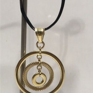 Elegant 14 kt Gold Pendant Necklace